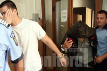 George Ionuț Bleancă (în dreapta, cu gluga pe cap), unul dintre racolatorii cărăușilor de droguri