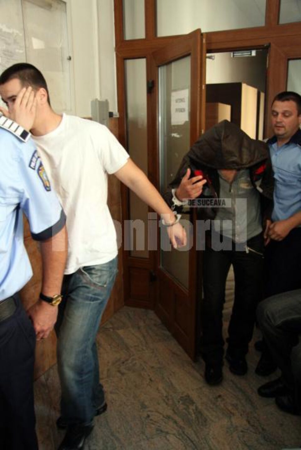 George Ionuț Bleancă (în dreapta, cu gluga pe cap), unul dintre racolatorii cărăușilor de droguri