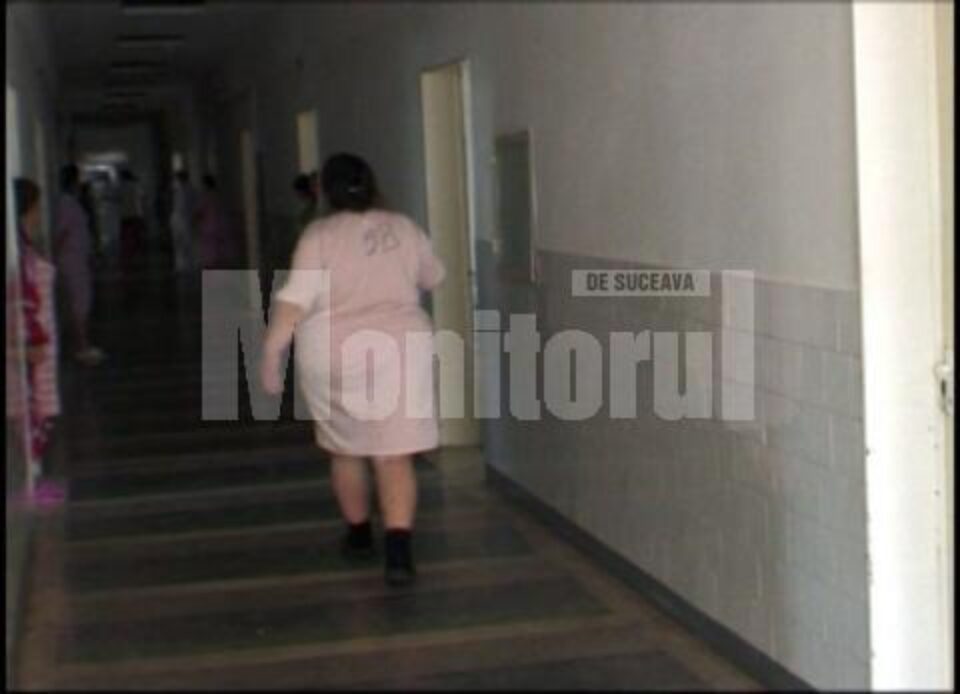 Femeia are 1,60 metri și 141 de kilograme