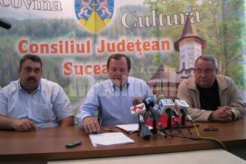 Gheorghe Flutur și reprezentanții firmelor constructoare, la semnarea contractului pentru modernizarea drumul județean Vatra Dornei - Șaru Dornei - Panaci