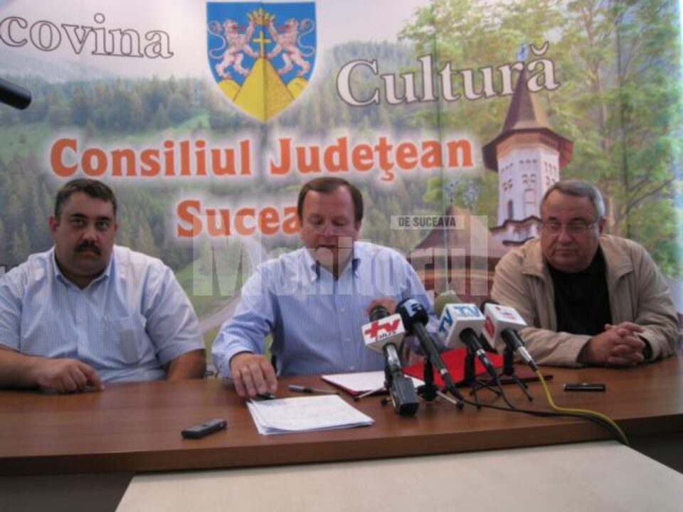 Gheorghe Flutur și reprezentanții firmelor constructoare, la semnarea contractului pentru modernizarea drumul județean Vatra Dornei - Șaru Dornei - Panaci