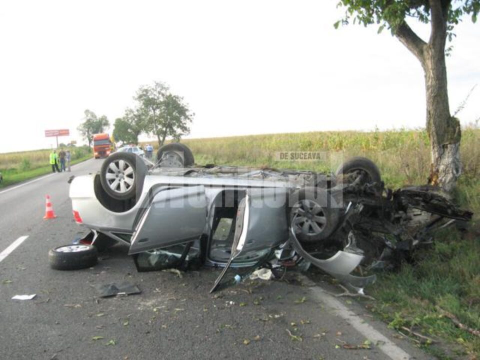 Cele trei persoane din autoturism au fost scoase de pompierii de la Descarcerare din mijlocul fiarelor contorsionate