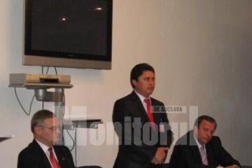 Ministrul consilier Miroslaw Cieslik, deputatul Ghervazen Longher și președintele CJ Suceava, Gheorghe Flutur