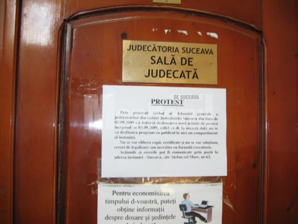 Pe ușile sălilor de judecată au fost lipite afișe prin care justițiabilii sunt anunțați că ședințele au fost suspendate