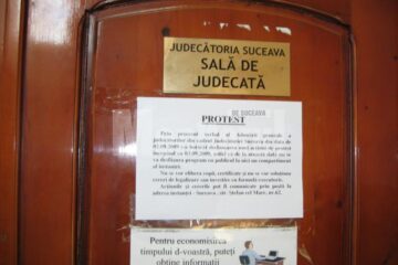Pe ușile sălilor de judecată au fost lipite afișe prin care justițiabilii sunt anunțați că ședințele au fost suspendate