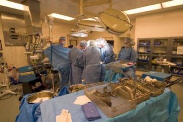 Bisturiul face moda și printre bărbați. Foto: ALAMY