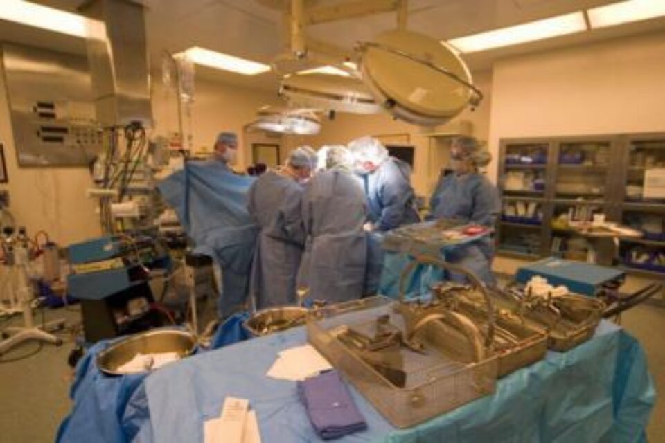 Bisturiul face moda și printre bărbați. Foto: ALAMY Bisturiul face moda și printre bărbați. Foto: ALAMY