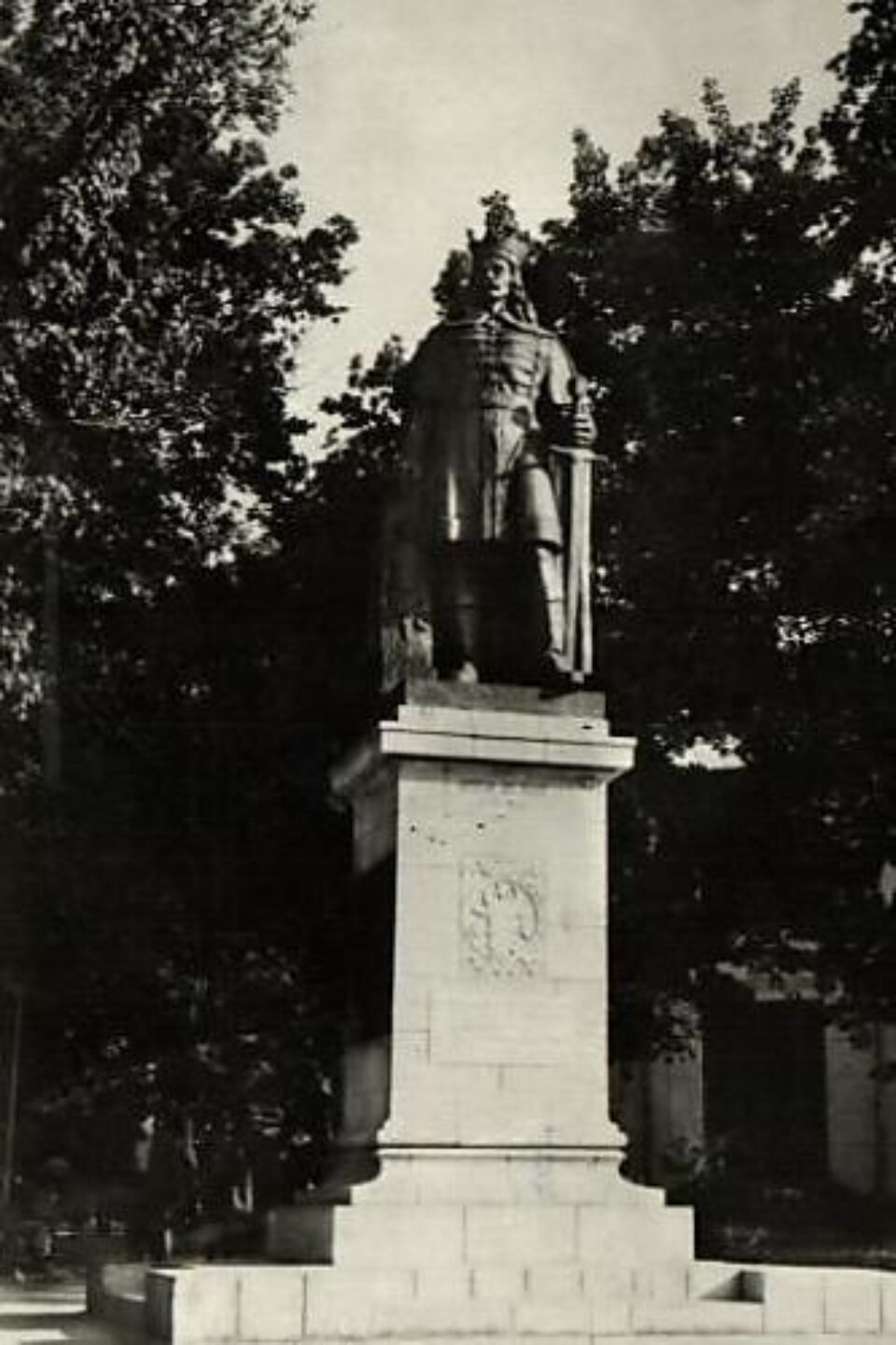 Statuia lui Ștefan cel Mare, pe când era la intrarea în parcul din centrul Sucevei