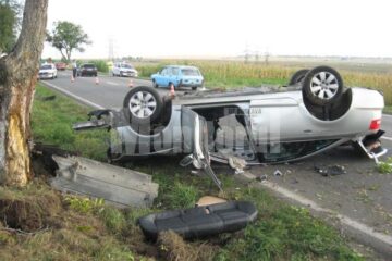 Bucăți din autoturism au fost împrăștiate pe o rază de câteva zeci de metri