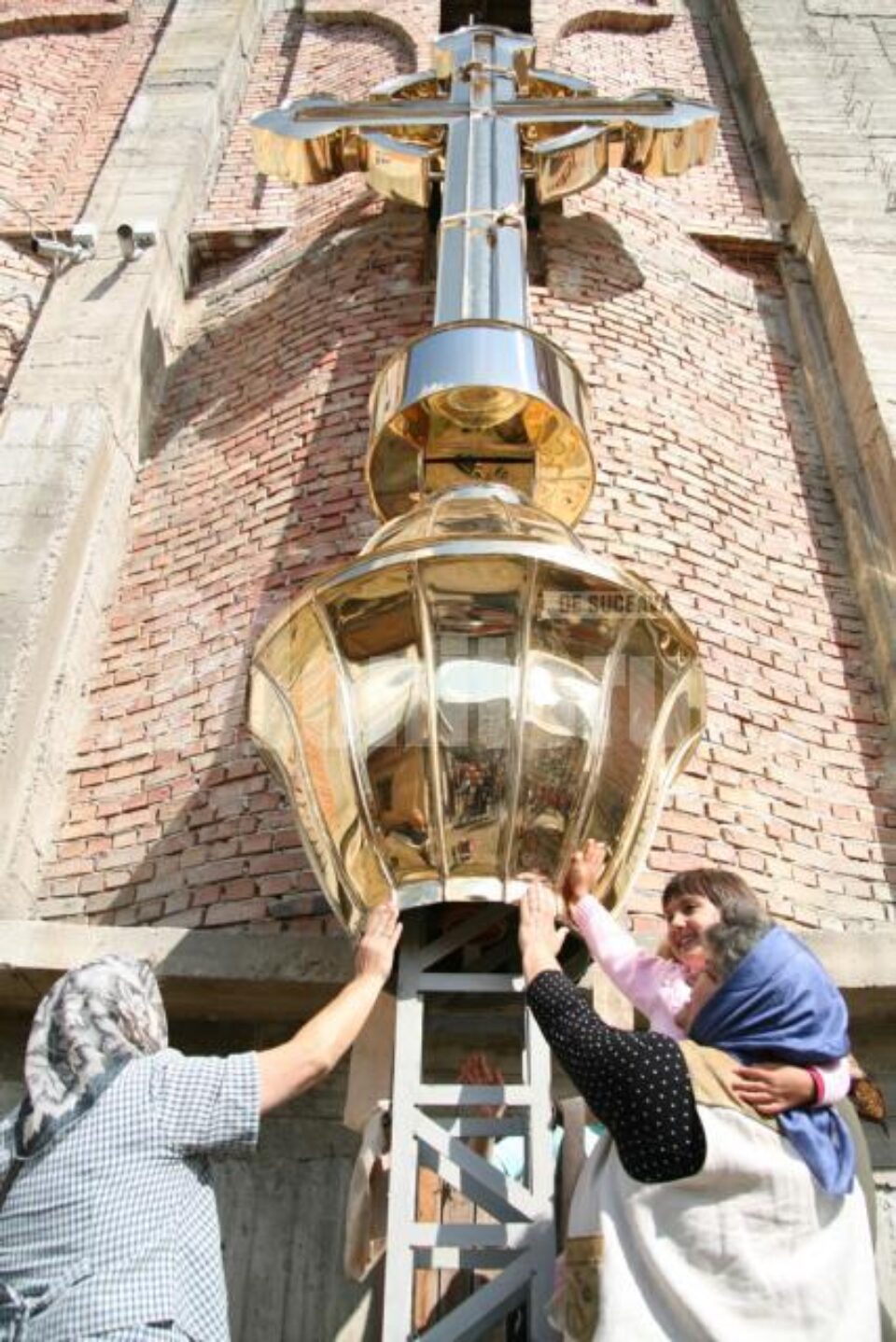 Crucea a fost confecționată din inox aurit și are peste 7 metri și aproape o tonă și jumătate