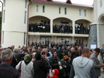 Mii de credincioși, prezenți la funeraliile preotului Sandu