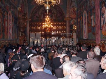 Ultimul drum: Peste 2.000 de credincioși, prezenți la funeraliile preotului protoiereu Vasile Sandu