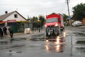 Un butoi în care se afla carburant a „aterizat” în stradă, căzut de pe o mașină al cărei șofer a plecat de la fața locului