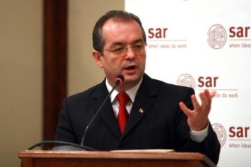 Emil Boc: "Am decis ca celelalte competențe pe care le solicităm să fie desfășurate pe parcursul clasei a XII-a”. Foto: MEDIAFAX