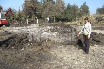 Geanina Mihaela Onciu, pe locul unde până sâmbătă noapte era gospodăria în care trăia