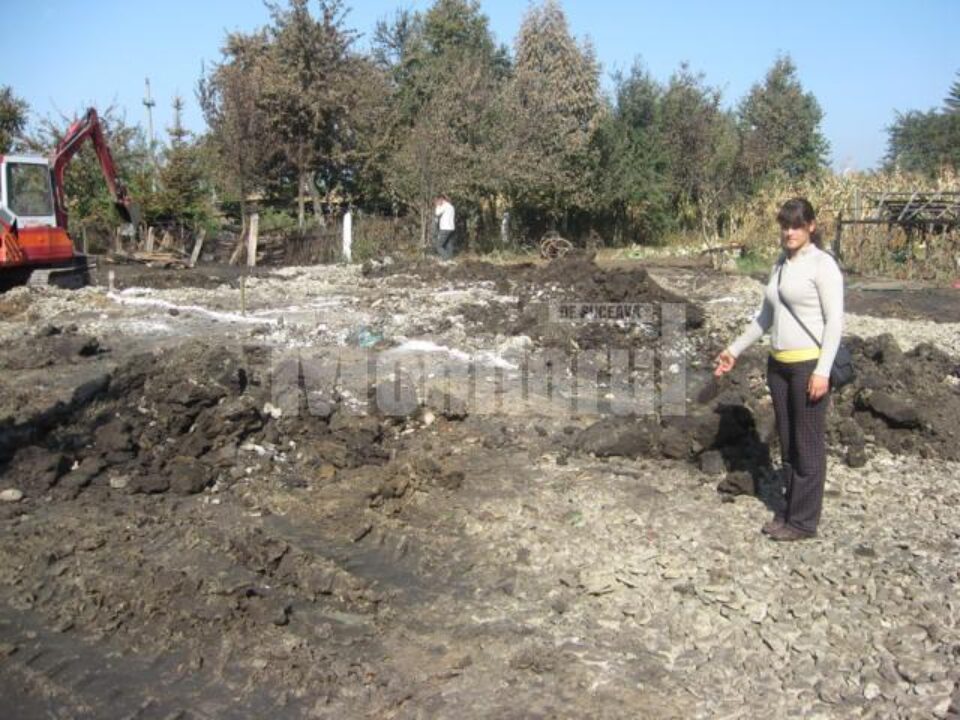 Geanina Mihaela Onciu, pe locul unde până sâmbătă noapte era gospodăria în care trăia