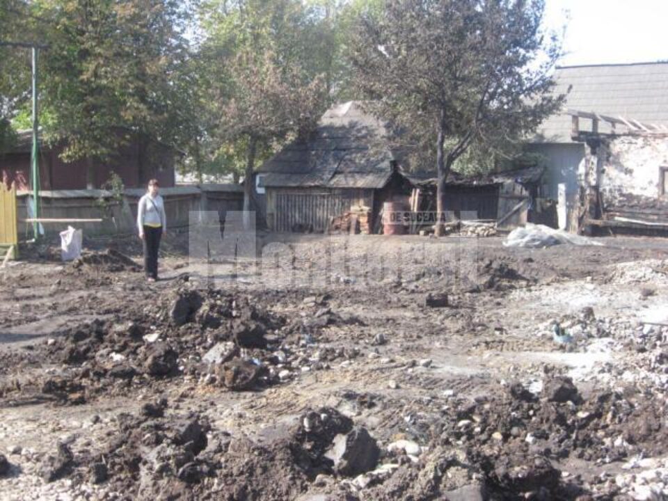 Geanina Mihaela Onciu a rămas doar cu o curte plină de pământ înnegrit