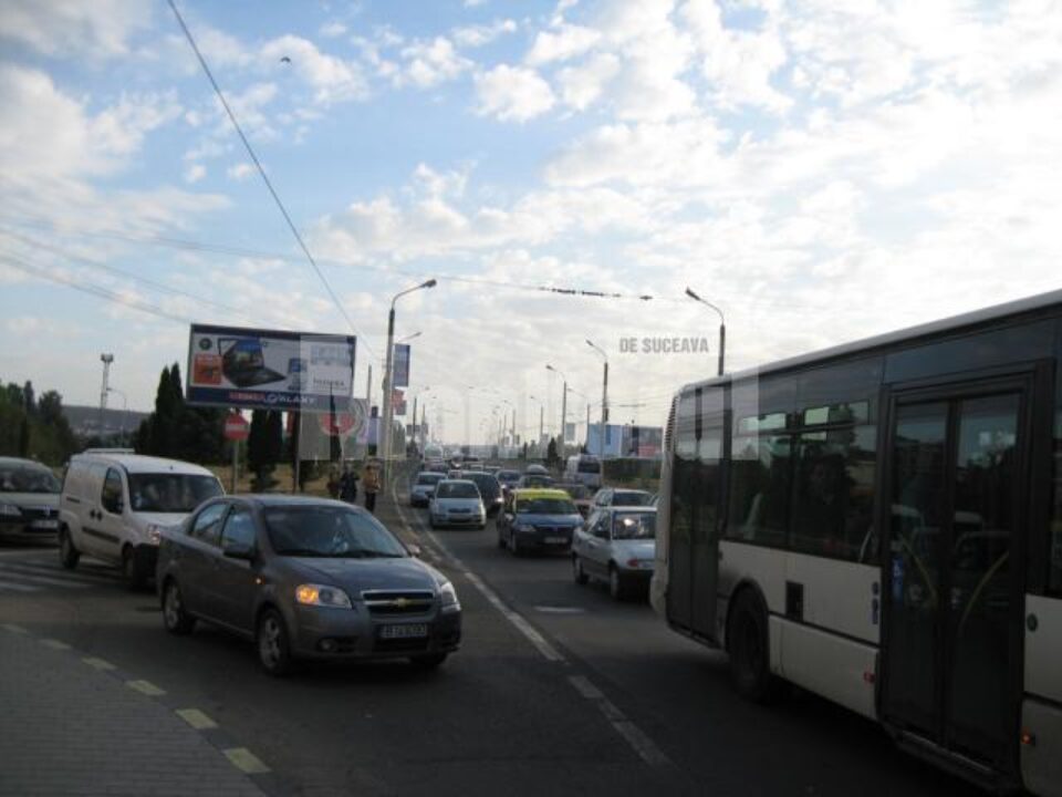 Mulți dintre ocupanții mașinilor aflate în trafic au preferat să meargă pe jos