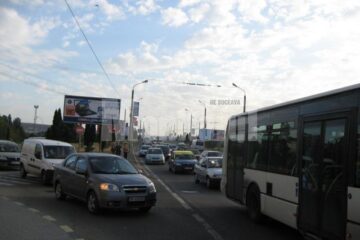 Mulți dintre ocupanții mașinilor aflate în trafic au preferat să meargă pe jos