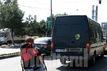 Bicicliștii merg când pe artera pe unde circulă mașinile, când pe trotuare