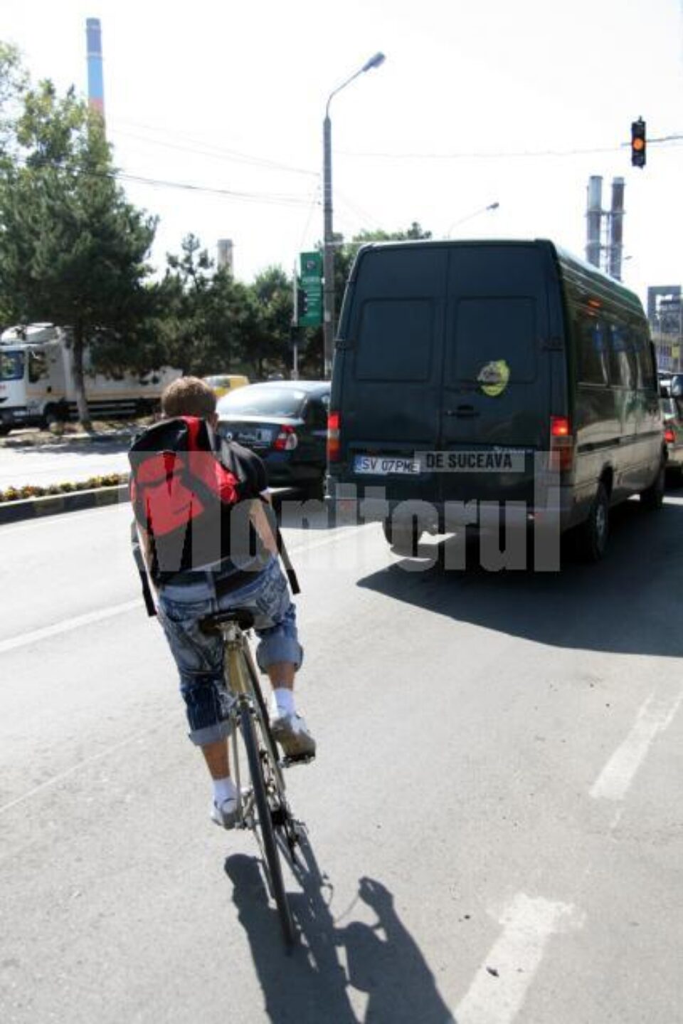 Bicicliștii merg când pe artera pe unde circulă mașinile, când pe trotuare