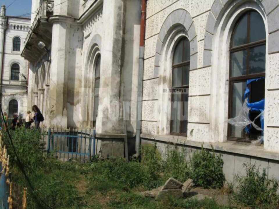 Construită în urmă cu 138 de ani, Gara Ițcani arată acum ca o clădire aproape părăsită