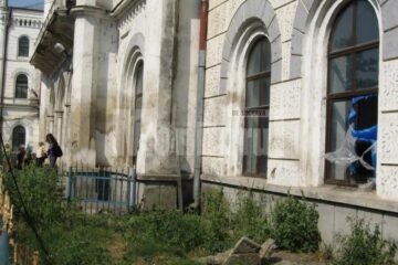 Construită în urmă cu 138 de ani, Gara Ițcani arată acum ca o clădire aproape părăsită