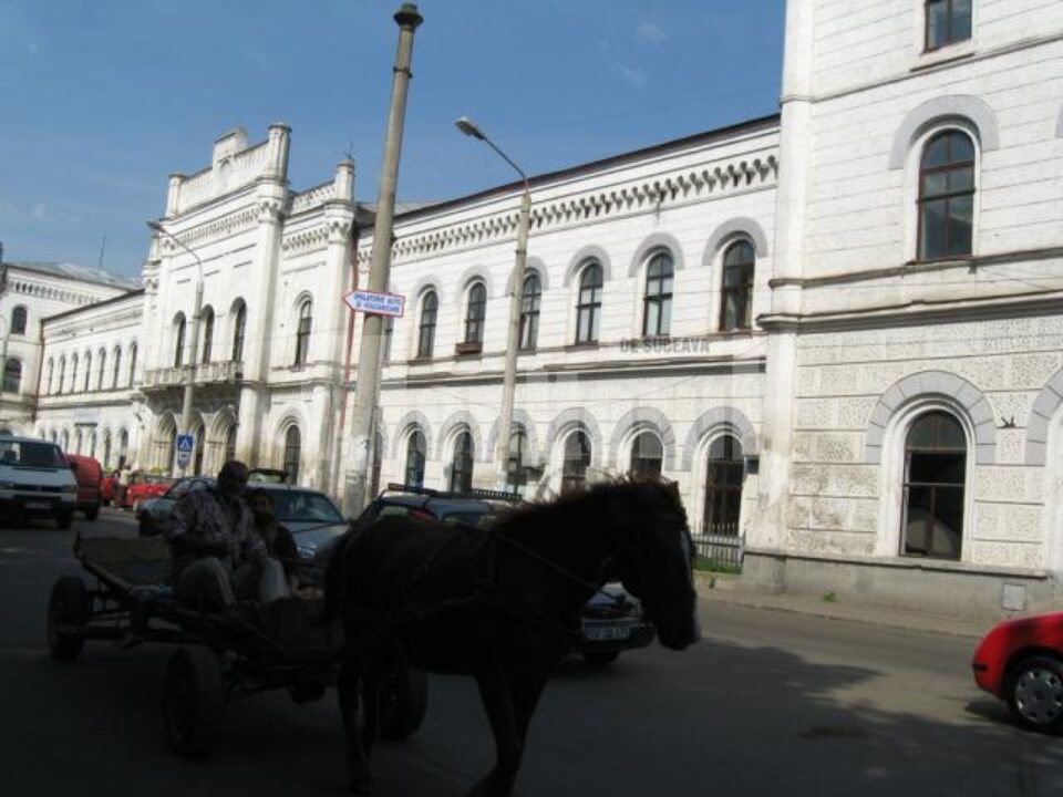 Construită în urmă cu 138 de ani, Gara Ițcani arată acum ca o clădire aproape părăsită