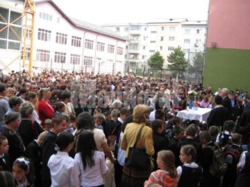 Aglomerație mare la deschiderea anului școlar la Sc. nr. 11 Burdujeni