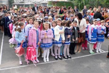 La Fălticeni, aproape opt mii de elevi au început noul an școlar