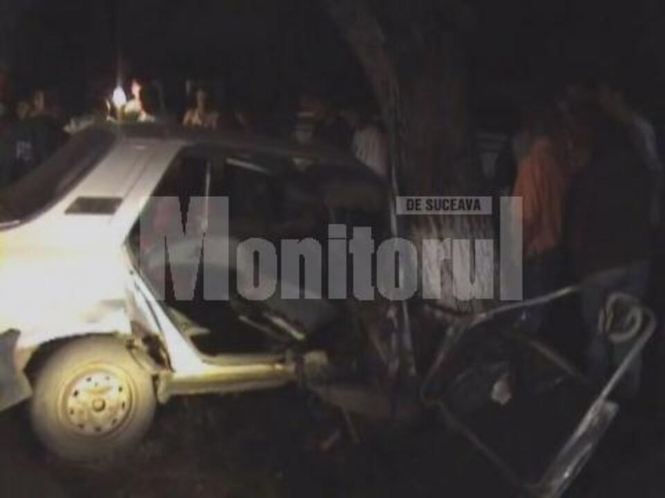 Autoturismul Dacia s-a izbit violent într-un copac de pe marginea drumului