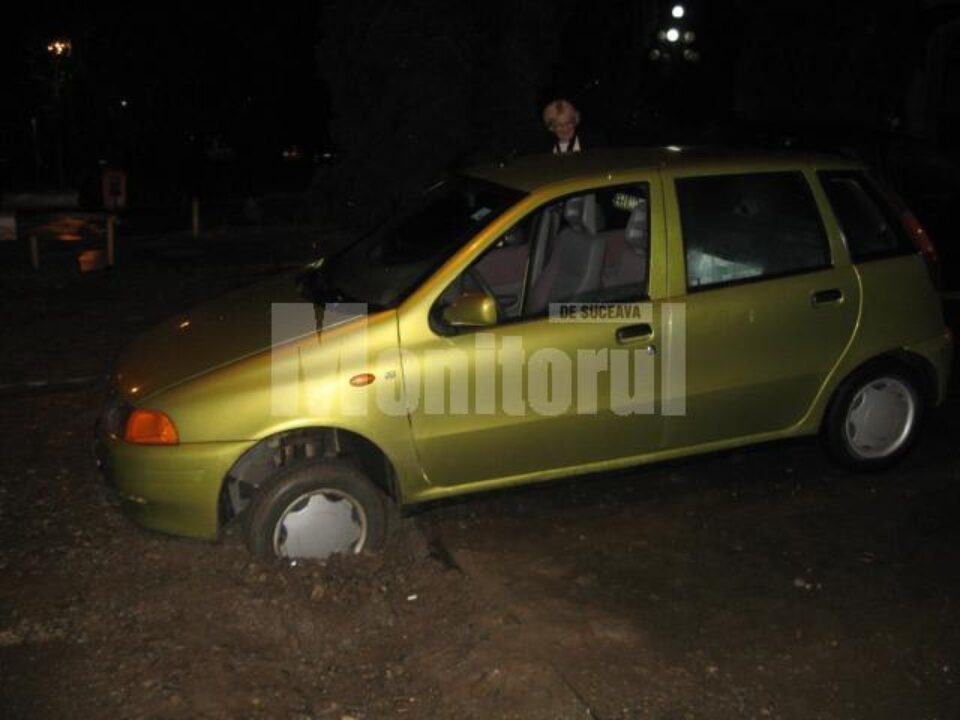 Mașina a intrat cu ambele roți din față într-un șanț săpat perpendicular în carosabil în apropierea Restaurantului Gloria