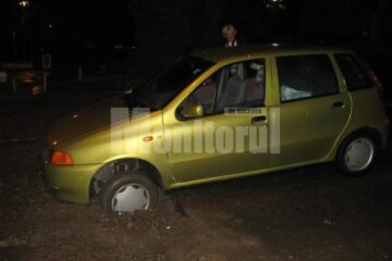 Mașina a intrat cu ambele roți din față într-un șanț săpat perpendicular în carosabil în apropierea Restaurantului Gloria