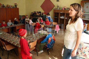 Educatoarea Tatiana Apetrei și copiii de grădiniță