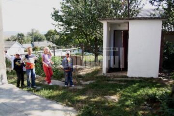 Copiii folosesc același grup sanitar cu clienții barului