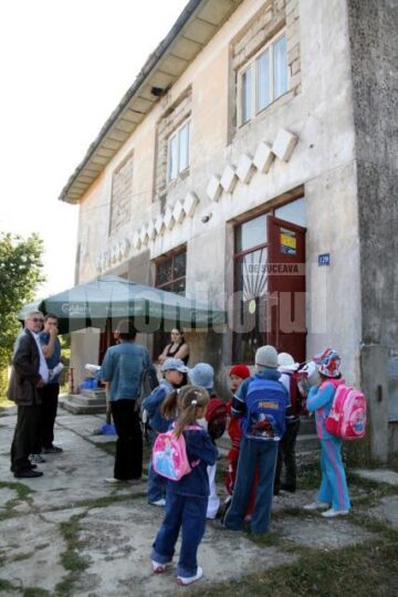 Clădirea în care învață copiii din Hreațca are, la parter, un magazin mixt și un bar