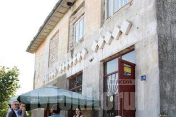 Clădirea în care învață copiii din Hreațca are, la parter, un magazin mixt și un bar