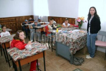 Învățătoarea Lolica Pavel și elevii din clasele I-IV