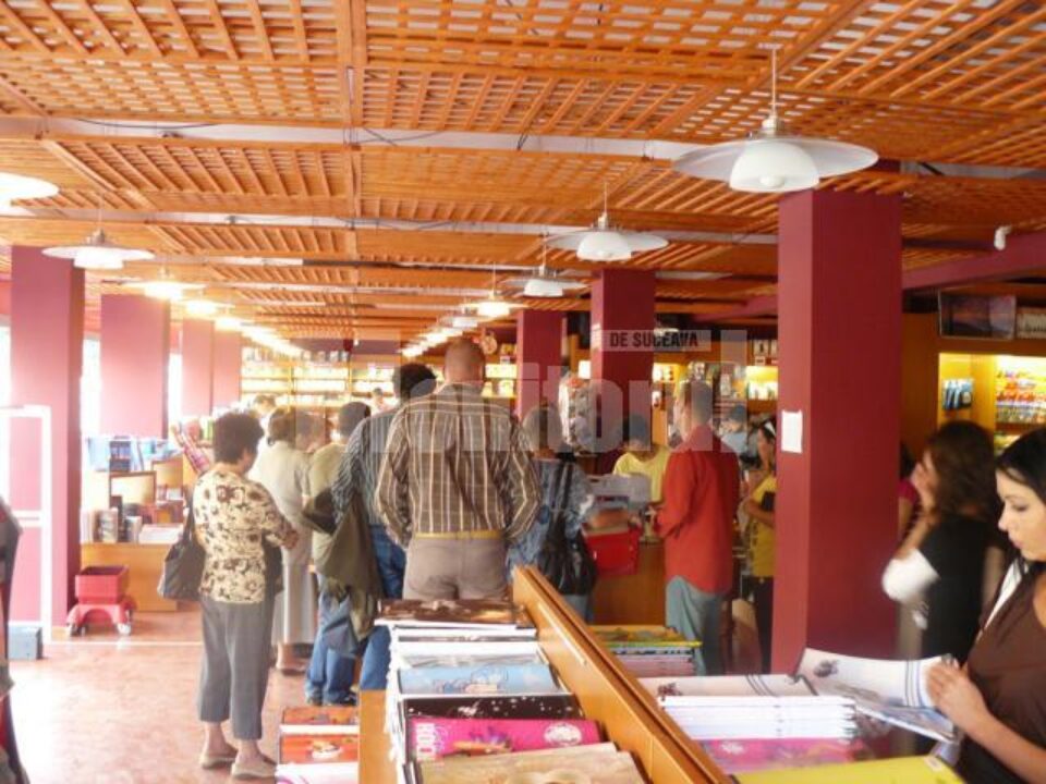 Tradiție: Aglomerație în librăriile sucevene, la început de an școlar