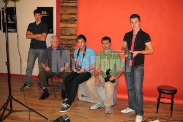 Ștefan Petrescu și tinerii artiști fotografi în studioul de la Shopping City Suceava