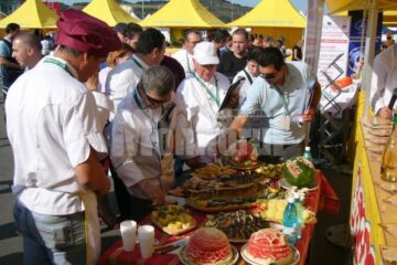 Membrii juriului, degustând preparatele gătire de bucătarii restaurantului Taco Loco Membrii juriului, degustând preparatele gătire de bucătarii restaurantului Taco Loco