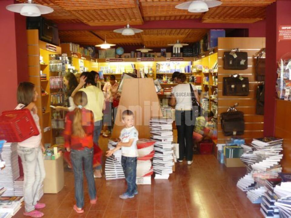 Tradiție: Aglomerație în librăriile sucevene, la început de an școlar