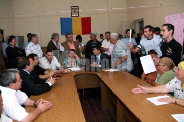 Președintele Consiliului Județean Suceava, Gheorghe Flutur, a încercat să le explice nemulțumiților că proiectul respectă toate standardele europene