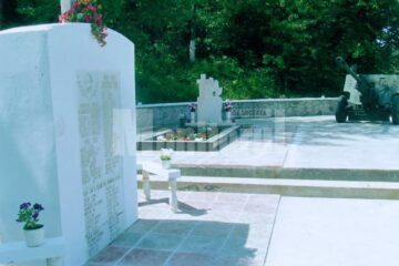 Platoul cu cele două monumente ale eroilor