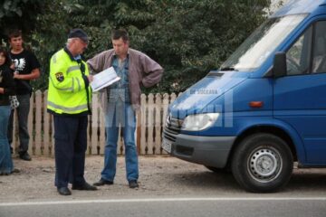 După ce inspectorii ARR au tras pe dreapta acest microbuz care nu respecta normele legale, restul mașinilor suspecte au dispărut de pe traseu