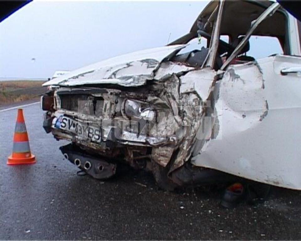 În impact, cel mai avariat a fost autoturismul Dacia, care la un moment dat a și luat foc
