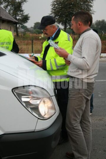 Verificare în trafic: Microbuze de călători, „evaporate” de pe trasee, în timpul unui control ARR
