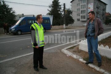 După ce inspectorii ARR au tras pe dreapta acest microbuz care nu respecta normele legale, restul mașinilor suspecte au dispărut de pe traseu