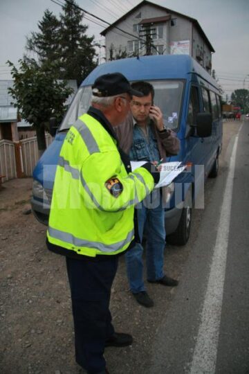 După ce inspectorii ARR au tras pe dreapta acest microbuz care nu respecta normele legale, restul mașinilor suspecte au dispărut de pe traseu
