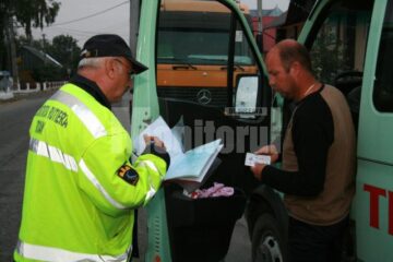 Verificare în trafic: Microbuze de călători, „evaporate” de pe trasee, în timpul unui control ARR